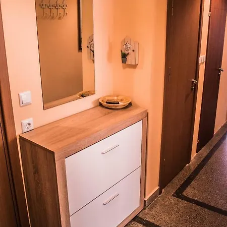 Δωμάτια σε οικογενειακή κατοικία Two Bedroom Downtown Ivanovi Βάρνα
