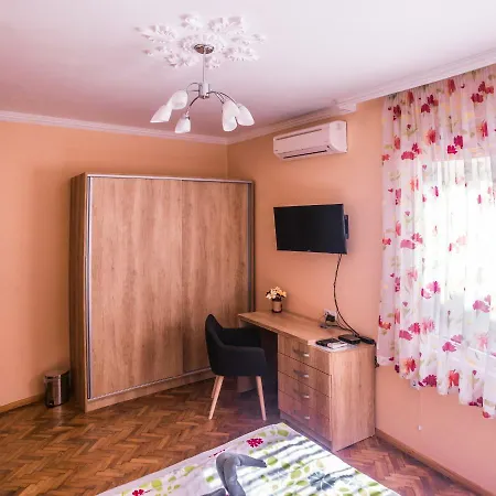 Two Bedroom Downtown Ivanovi فارنا
