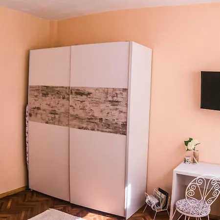 منزل للإقامة Two Bedroom Downtown Ivanovi فارنا